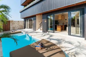 ein Swimmingpool vor einem Haus in der Unterkunft Tranquil Oasis Pool, Seamless WiFi and Workspace in Bingin Beach