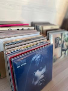 eine Reihe von Büchern auf einem Regal in der Unterkunft New Cabin With Panoramic Views At Hardangervidda in Maurset