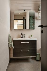 ein Badezimmer mit Waschbecken und Spiegel in der Unterkunft New Cabin With Panoramic Views At Hardangervidda in Maurset + 32 Fotos