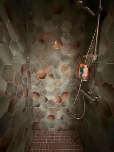 ein Badezimmer mit Dusche und gefliester Wand in der Unterkunft New Cabin With Panoramic Views At Hardangervidda in Maurset