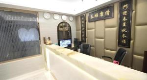 a bar in a restaurant with a counter and chairs at Hong Thai Hotel in Macau