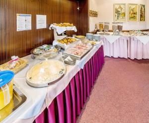 een tafel met een buffet met eten erop bij Altstadt-Hotel in Amberg