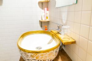a bathroom with a gold sink in a bathroom at Bình Bản Liền Homestay - Vang A Binh in Bắc Hà