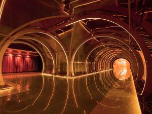 ein Tunnel mit einem Wasserbecken darin in der Unterkunft La Cigale Hotel Managed by Accor in Doha