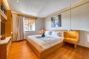 ein Schlafzimmer mit großem Bett und Fenster in der Unterkunft Sejuk Suites in Legian