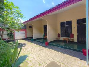 una casa con piscina delante de ella en Loox Hotel Grand Aroya, en Mataram