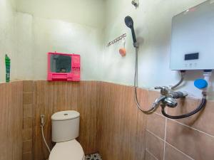 un baño con inodoro y ducha en Loox Hotel Grand Aroya, en Mataram 47 fotos más