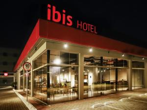een ziekenhuisgebouw met een bord erop bij ibis Cuiaba Shopping in Cuiabá