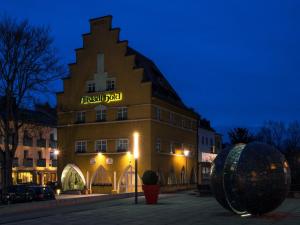 ein Gebäude mit einem Schild an der Seite in der Unterkunft Altstadt-Hotel in Amberg