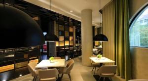 restauracja z dwoma stołami i krzesłami w pokoju w obiekcie Jinjiang Inn Select Tianjin Xiaobailou Metro Station w mieście Tiencin