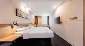 Ένα ή περισσότερα κρεβάτια σε δωμάτιο στο Jinjiang Inn Select Hohhot Chengjisihan Square Metro Station +124 φωτογραφίες