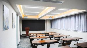 西安市にあるJinjiang Inn Select Xi'an Dayan Tower Zhuque Street Chengshi Lifangの木製の机と黒板のある教室と教室