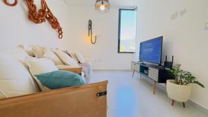 ein Wohnzimmer mit Couch und Flachbildfernseher in der Unterkunft Casaboa Paúba in São Sebastião