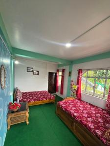 Ένα ή περισσότερα κρεβάτια σε δωμάτιο στο Mayalu Homestay