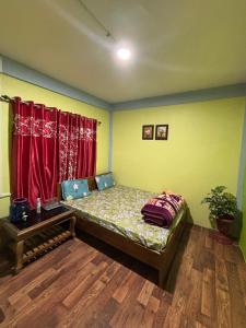 Ένα ή περισσότερα κρεβάτια σε δωμάτιο στο Mayalu Homestay +2 φωτογραφίες