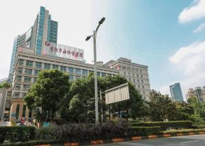 a street light in front of a large building at City Comfort Inn Guiyang Yan'an Middle Road Fountain Metro Station in Guiyang