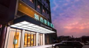 a building with a car parked in front of it at City Comfort Inn Nanning Kede Zoo Qingchuan Metro Station in Nanning