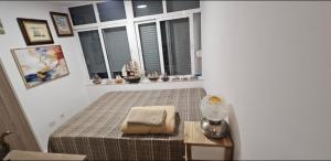 une chambre avec un lit avec une table et une fenêtre dans l'établissement Descanso cerca del mar, à Las Galletas 2 autres photos