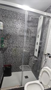 une salle de bain avec douche et toilettes dans l'établissement Descanso cerca del mar, à Las Galletas