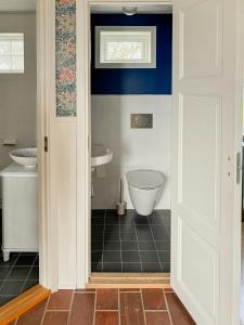 Koupelna v ubytování Charmig Kustgård Med Yogastudio Och Bäckar + 32 fotografií