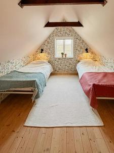 Postel nebo postele na pokoji v ubytování Charmig Kustgård Med Yogastudio Och Bäckar