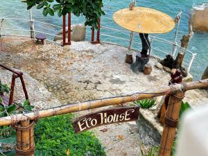 a sign that says hico house on a bamboo pole at Ecohouse Hòn Sơn in Lai Sơn