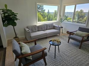 ein Wohnzimmer mit Sofa, Stühlen und Fenstern in der Unterkunft Cozy 2BR - Near Airport & City in Seattle + 17 Fotos