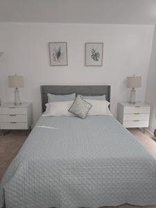 ein Schlafzimmer mit einem großen Bett mit zwei Nachttischen in der Unterkunft Cozy 2BR - Near Airport & City in Seattle