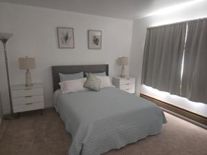 ein Schlafzimmer mit einem Bett und einem Fenster in der Unterkunft Cozy 2BR - Near Airport & City in Seattle