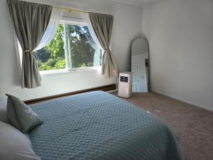 ein Schlafzimmer mit großem Bett und Fenster in der Unterkunft Cozy 2BR - Near Airport & City in Seattle