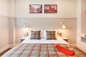 伯明罕的住宿－聖保爾斯賓館，一间卧室配有一张红色枕头的床