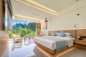 une chambre avec un grand lit et une grande fenêtre dans l'établissement Yangshuo Soul Resort-Beside Yulong River, à Yangshuo 38 autres photos