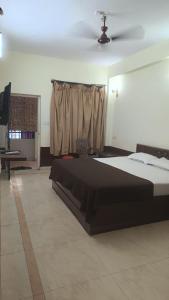 カナコナにあるCLUB Indiaの大きなベッドと窓のある寝室