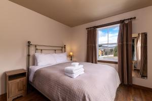 Ένα ή περισσότερα κρεβάτια σε δωμάτιο στο Condo 120B: Spacious, Spa, River Views