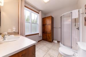 Ένα μπάνιο στο Condo 120B: Spacious, Spa, River Views +12 φωτογραφίες