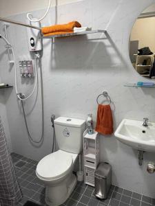 Ένα μπάνιο στο Molave Terraces