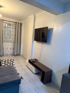 Μια τηλεόραση ή/και κέντρο ψυχαγωγίας στο 1B in thika town with free parking