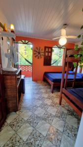 En eller flere senge i et værelse på Jurema Hostel