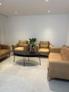 una sala de espera con sofás y mesa de centro en Appartement F3 Oran, en Bir el Djir