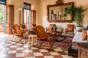 ein Wohnzimmer mit Stühlen und einem Spiegel in der Unterkunft Casa Trujillo in Cartagena de Indias