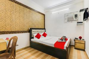 Una televisión o centro de entretenimiento en Hotel O Radhey Shyam Inn