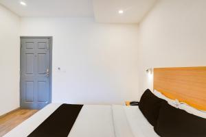 Un dormitorio con una cama y una puerta azul. en Townhouse Sarjapur Road Formerly Hotel Ace, en Bangalore