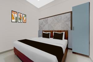 Un dormitorio con una cama grande en una habitación. en Super Townhouse Thondayad Calicut Formerly Dream Casa, en Kakkayam