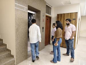 un grupo de personas de pie en un pasillo en Hotel Ramayan Inn, en Rishīkesh