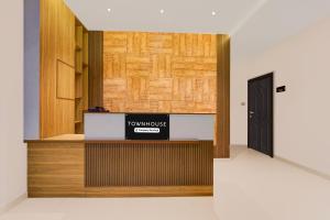 Una habitación con un televisor sobre un mostrador con una puerta. en Super Townhouse Thondayad Calicut Formerly Dream Casa, en Kakkayam
