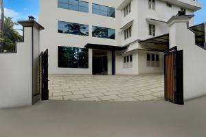 Casa blanca con puerta y entrada en Super Townhouse Thondayad Calicut Formerly Dream Casa, en Kakkayam 22 fotos más