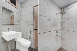 Un baño con inodoro, lavabo y ducha. en Super Hotel O Rudrapur Railway Junction Formerly Krish, en Rudrapur