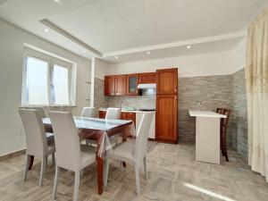 a kitchen and dining room with a table and chairs at La Chioma di Berenice in Celano