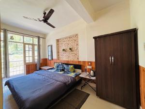 Un dormitorio con una cama y un armario de madera. en Rahgir Mcleodganj, en McLeod Ganj 36 fotos más