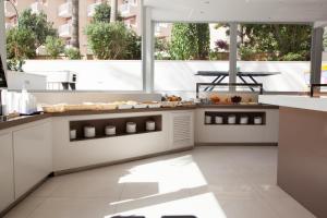 A kitchen or kitchenette at Globales Panamá - Adults Only